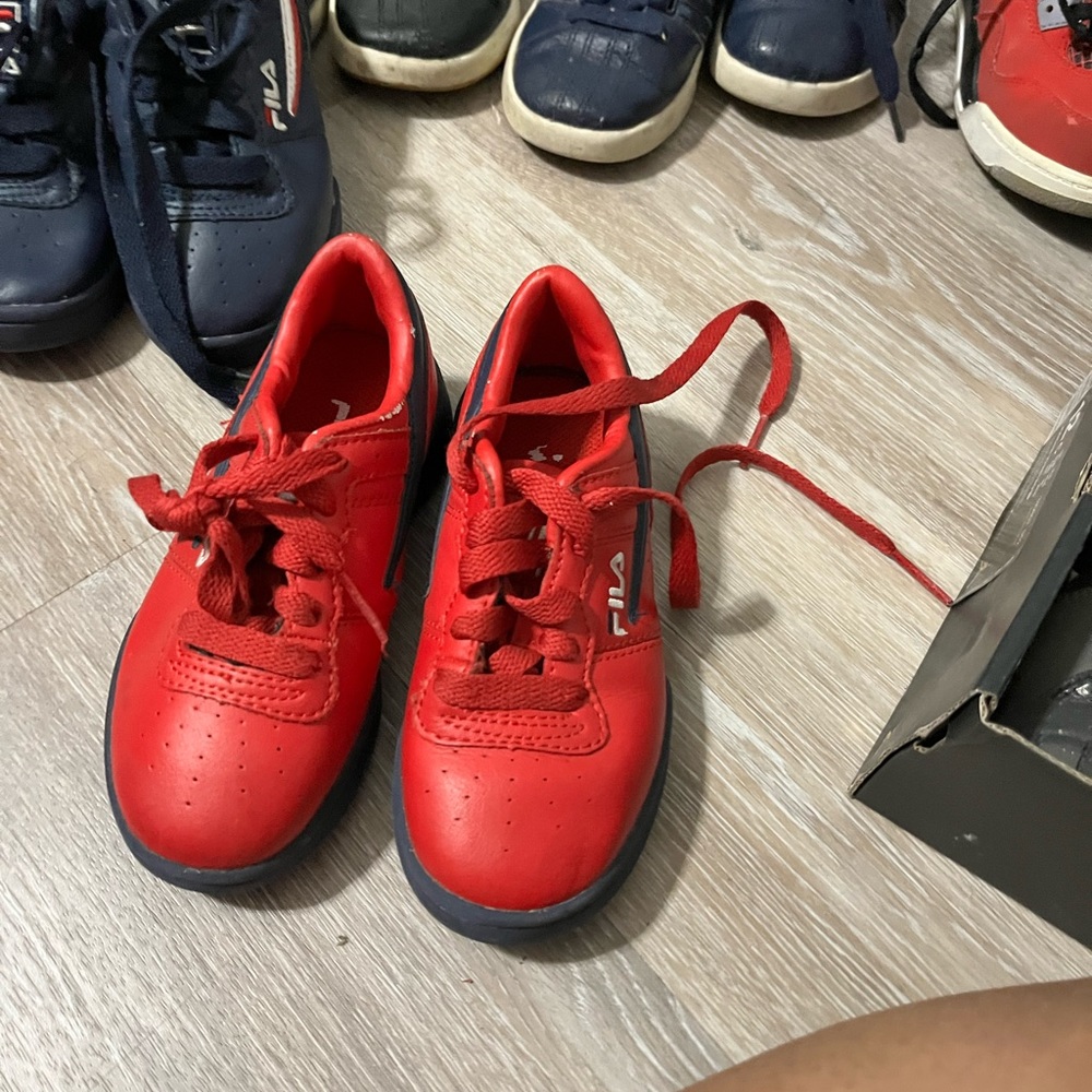 Fila 11c deep red navy white rubbing top laces area